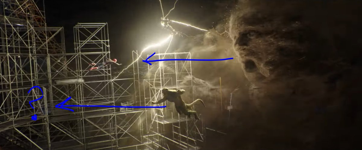 iLeoVlogs's tweet photo. Está claro que han quitado a Tobey y Andrew en esta escena. En una imagen se ve como Lagarto no va a por Tom Holland, y en la otra... ¿A quién está atacando Electro?... ¡Si Spiderman (Tom) saltó al vacío y está cayendo! Hay alguien más ahí arriba.  #SpiderManNoWayHome https://t.co/WyBqpYXtnv
