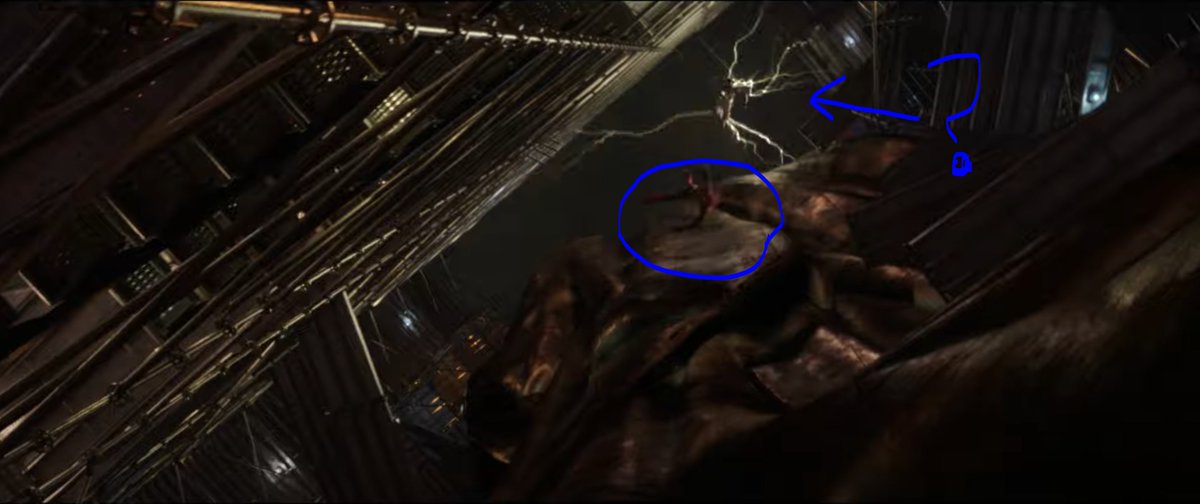 iLeoVlogs's tweet photo. Está claro que han quitado a Tobey y Andrew en esta escena. En una imagen se ve como Lagarto no va a por Tom Holland, y en la otra... ¿A quién está atacando Electro?... ¡Si Spiderman (Tom) saltó al vacío y está cayendo! Hay alguien más ahí arriba.  #SpiderManNoWayHome https://t.co/WyBqpYXtnv