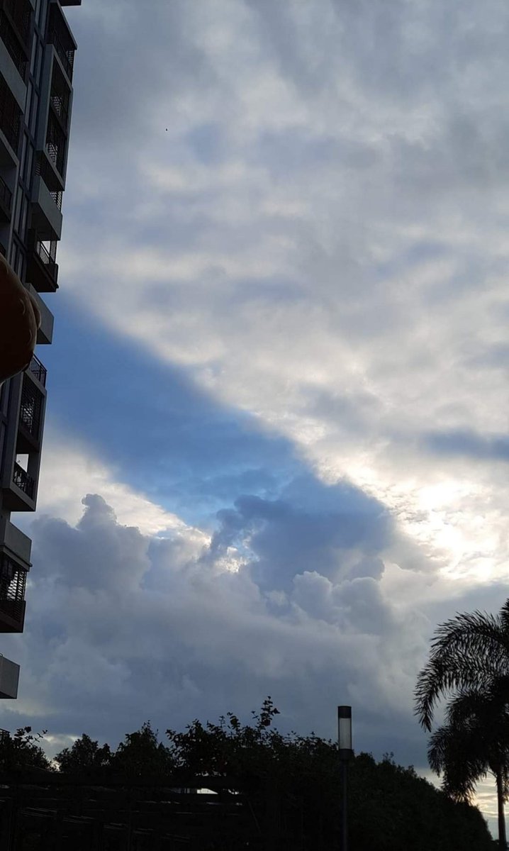 Asha56367774's tweet photo. @TheMiracleMira @BriceHobbs Planets from #binarysolarsystem cutting off sunlight causing shades pillars in the sky according to SAMUEL HOFMAN.  MOSTLY NAPISITI IS CAUSING SUCH SHADES. https://t.co/ShxzHLGTmu