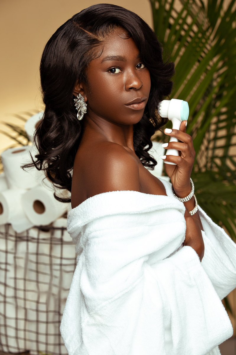 CamMikala's tweet photo. love a fresh; clean face 😶‍🌫️

wardrobe stylist/creative director : @Avant_Garbs 
photographer : @idajohnphoto 
hairstylist : @iamomarking https://t.co/j4GxIbbMs3