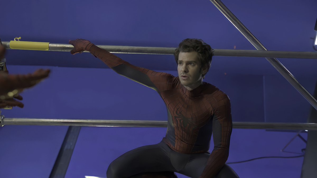 MARSOCPhantom's tweet photo. Here we can see that this scene is a 3V3 fight by the directions of Electro and Lizard are jumping.
Plus the 2 other pics we saw the Andrew and Tobey is at this same location.

Thoughts?
#SpiderManNoWayHomeTrailer #SpiderMan #SpiderManNoWayHomeTrailer2 #SpiderManNoWayHomeTrailer https://t.co/49aYTZgygF
