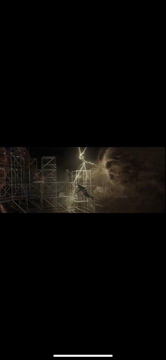 scoutmack03's tweet photo. I’m telling you Andrew Garfield and Tobey Maguire are edited out on the bottom level of the scaffolding in this scene. Look at the leak and the Layout or the bars and stairs and look at the trailer scene #SpiderMan #SpiderManNoWayHome https://t.co/metBrm6fKD