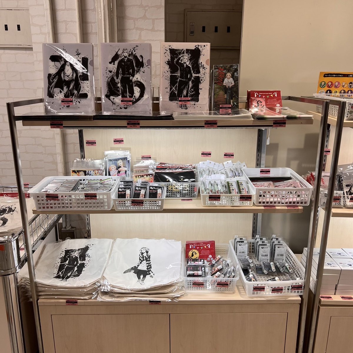 p_animestore's tweet photo. 「Pアニメストア」のmini出張所が本日より開催です！

 ■会期：11/17(水)～11/29(月)
 ■会場：松坂屋名古屋店 本館７階 大催事場 
■取り扱いタイトル：アニメ『#東京リベンジャーズ』「#ヴァニタスの手記」「#バクテン!!」 

皆様のお越しをお待ちしております♪
https://t.co/kZRRqi03Xv https://t.co/K0k2hqCAxF