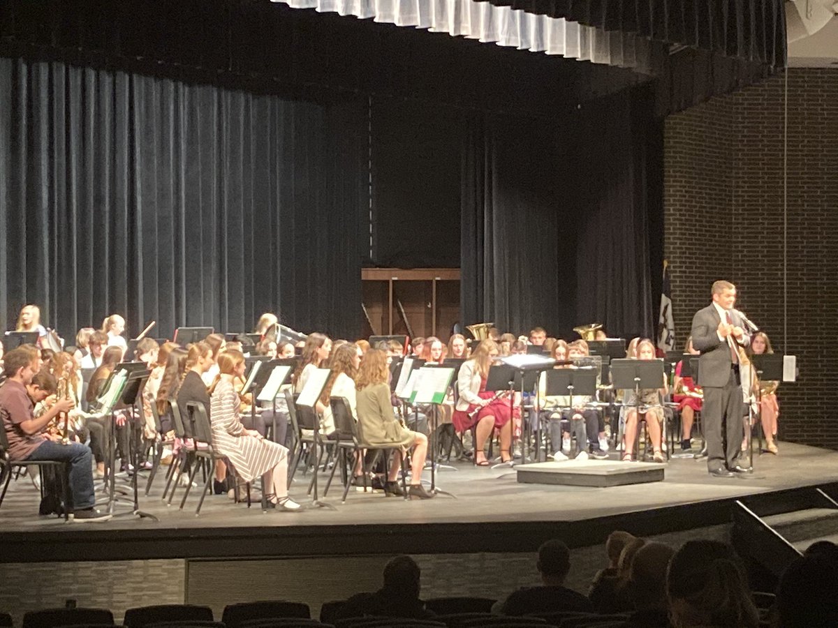 PellaMidSchool's tweet photo. @PellaMidSchool band, directed by Mr. Jeff Billiard, is sounding amazing tonight!  Hats off to Mr. Robilliard and his students!  #gobiggreen #pellapride https://t.co/4wJV6SjItr