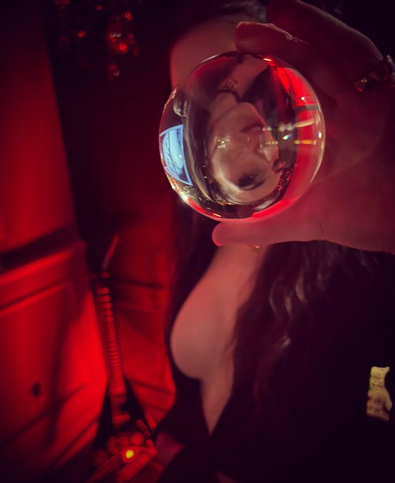 Looking thru the glass. See the past. Regardez au travers de la vitre. Voir un pass&eacute; bris&eacute;. #glass #mariandelacroix<a href="/tag/black"class="tags"><span>#black</span></a><a href="/tag/red"class="tags"><span>#red</span></a><a href="/tag/glass"class="tags"><span>#glass</span></a><a href="/tag/alt"class="tags"><span>#alt</span></a><a href="/tag/goth"class="tags"><span>#goth</span></a><a href="/tag/redlight"class="tags"><span>#redlight</span></a><a href="/tag/jackson"class="tags"><span>#jackson</span></a>