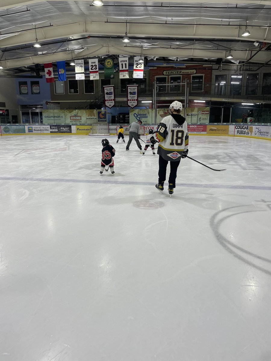 swan1585's tweet photo. Tonight it’s Stath, JR and Matteo out with the BMHA U7 group - giving back and having fun #makingaday @BPontiacs https://t.co/btRfxv7aKH
