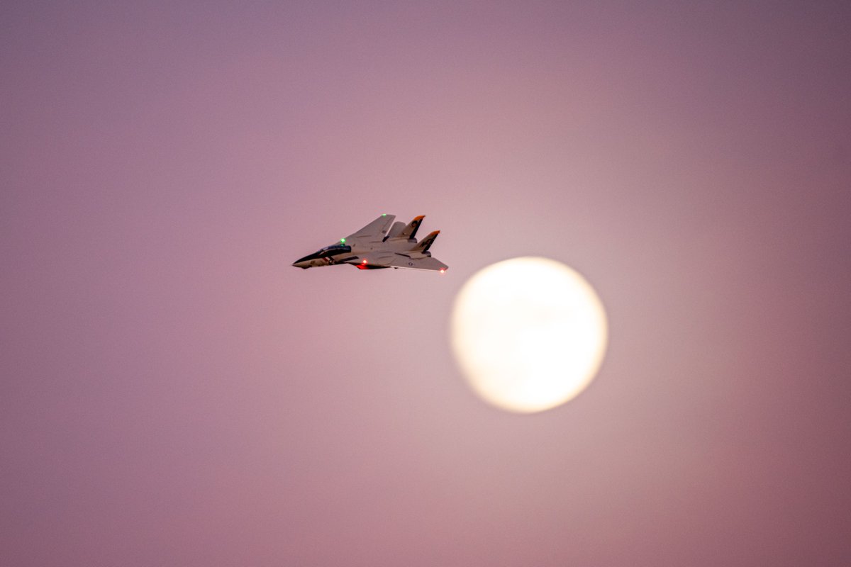 jmrutl01's tweet photo. Nice night at the RCRC Field tonight. Those who showed up had the skies to themselves. Images are of a Freewing twin 80mm F-14 Tomcat flown at dusk. Note the ability to sweep the wings. #Freewing #MotionRC https://t.co/7nj2M1PjuT