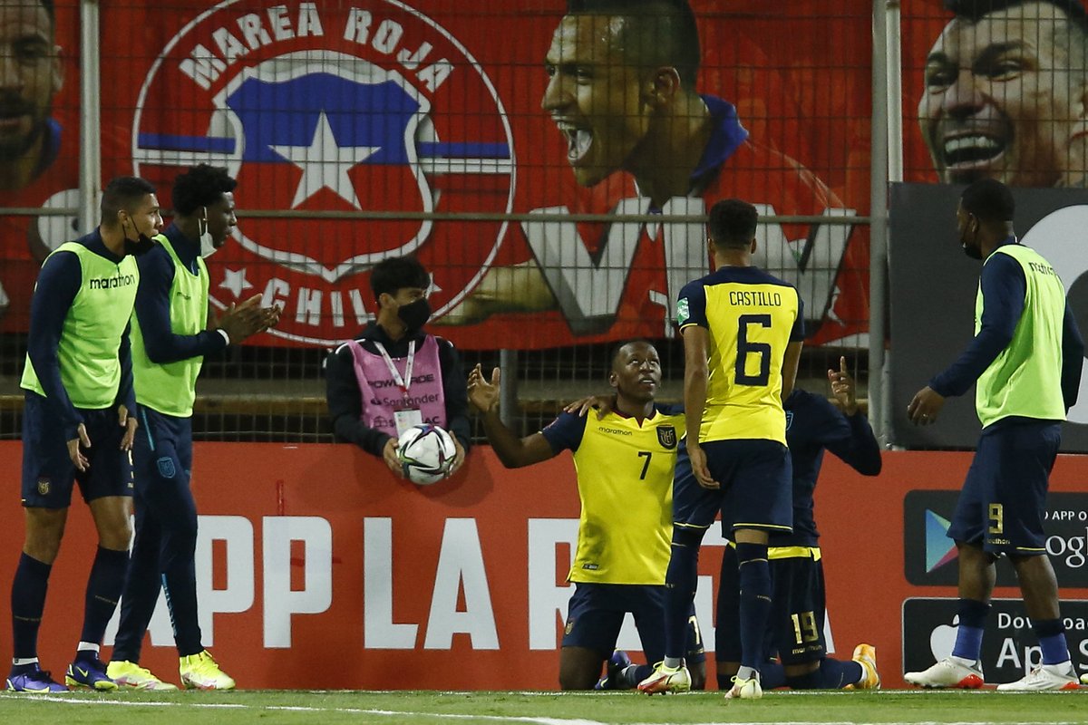 SonoramaEc's tweet photo. 🚨🚨
Histórico!!
Final del partido en Santiago!!
#Chile. 0
#Ecuador. 2
Si se puede 🇪🇨🇪🇨🇪🇨 https://t.co/mzI7j3FPJs