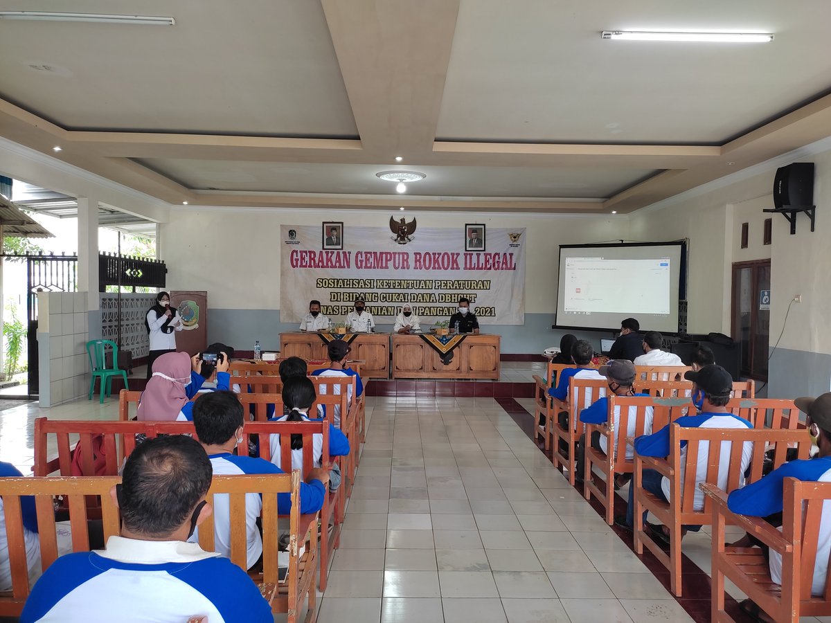 CluringBWI's tweet photo. "GERAKAN GEMPUR ROKOK ILEGAL" 
Sosialisasi ketentuan peraturan di bidang cukai dana DBHCHT 
Dinaa Pertanian dan Pangan Kab. Banyuwangi 

Lokasi : Balai Desa Cluring https://t.co/kCYpNlOyyk
