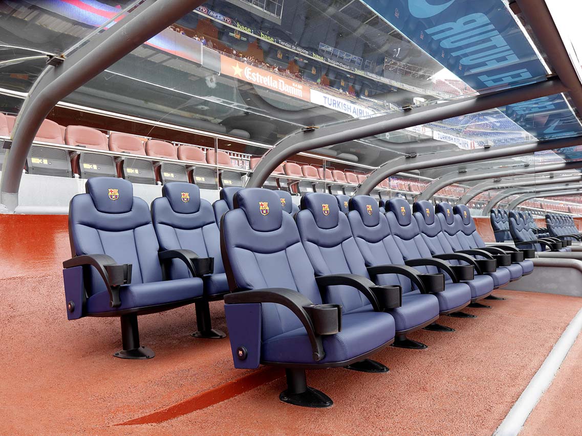 efemarq's tweet photo. El model dels #seients de les banquetes del Camp Nou del #Barça es diu "Megaseat 9113". És de la casa de seients #Figueras i està dissenyat per a sales de cinema. Quin model tenen al camp del #Paris Saint-Germain?... exactament el mateix: "Megaseat 9113" (però un pèl modificat). https://t.co/f005wWyiwb