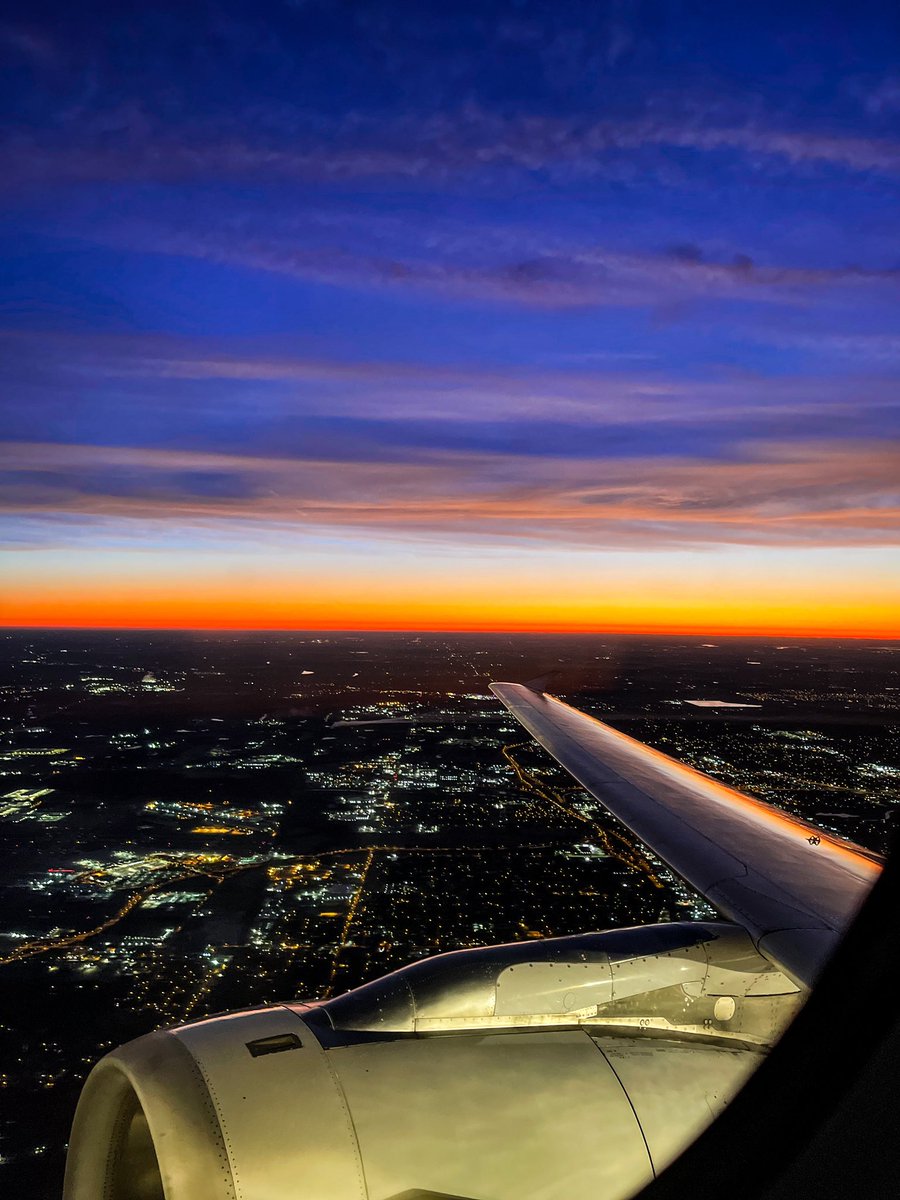 Lindz5280's tweet photo. My heart loves some window shots of a good sunrise. @united @weareunited #gateagent #AvGeek #mornings https://t.co/kvlbMI29rh