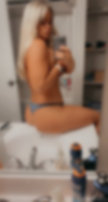 I just posted a new picture on my OnlyFans!  Want to see more?  Click here: https://t.co/qyIweYMr6Q 🔥