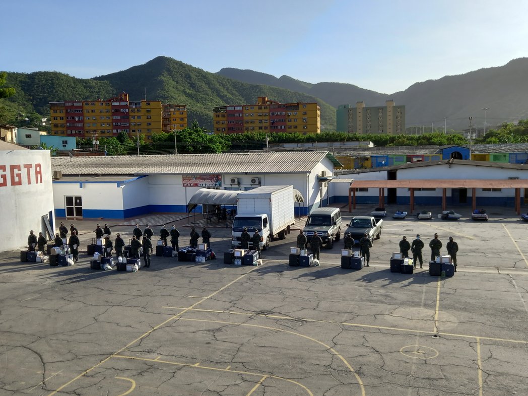 EpgGuanta's tweet photo. #16NOV21 En el Marco de la Orden de Operacion "REPUBLICA ELECCIONES REGIONALES Y MUNICIPALES 2021", la @EpgGuanta realizó despliegue de personal y material electoral en 20 centros electorales del Municipio Guanta, Edo. Anzoátegui.
#OperacionRepublica2021 https://t.co/kCPj9HjXB9