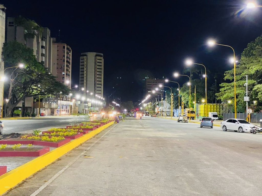 Así se empieza a ver la Avenida Bolívar de Valencia q comienza en la Redoma de Guaparo. Ya verán lo q viene el año q viene si Dios quiere. Seremos el estado más bonito del país. Anótenlo porque ya esto no lo para nadie. Aquí nadie se rinde. Q viva Carabobo 🦇🦇🦇
