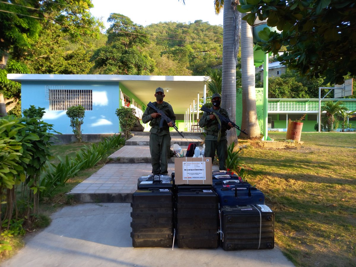 EpgGuanta's tweet photo. #16NOV21 En el Marco de la Orden de Operacion "REPUBLICA ELECCIONES REGIONALES Y MUNICIPALES 2021", la @EpgGuanta realizó despliegue de personal y material electoral en 20 centros electorales del Municipio Guanta, Edo. Anzoátegui.
#OperacionRepublica2021 https://t.co/kCPj9HjXB9
