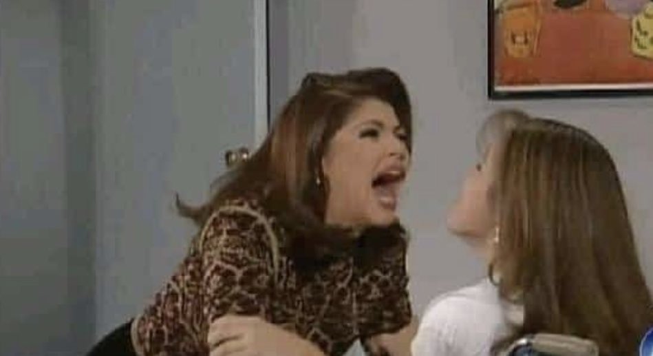memesdeahs's tweet photo. Violet diciéndole a Tate que se fuera de la habitación: https://t.co/TTKC9IycdA