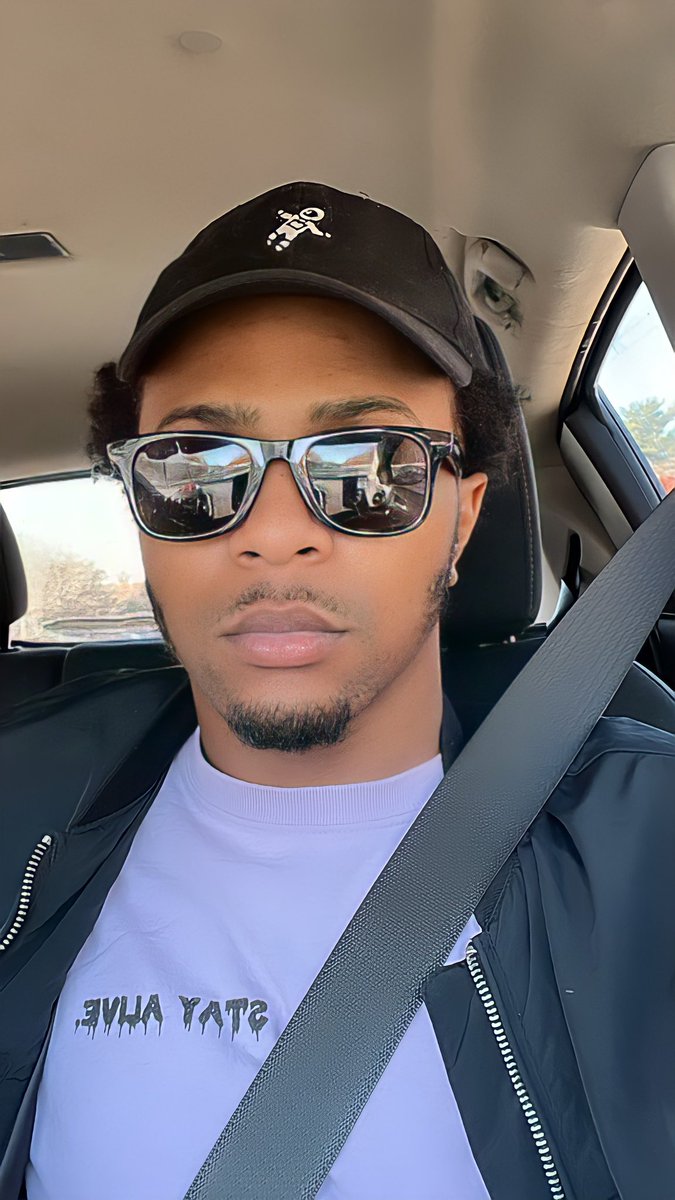 CAHLEESUS's tweet photo. Can’t tell if they mad at me or mad it’s me👀🕺🏽 https://t.co/NBiXeAoBF3
