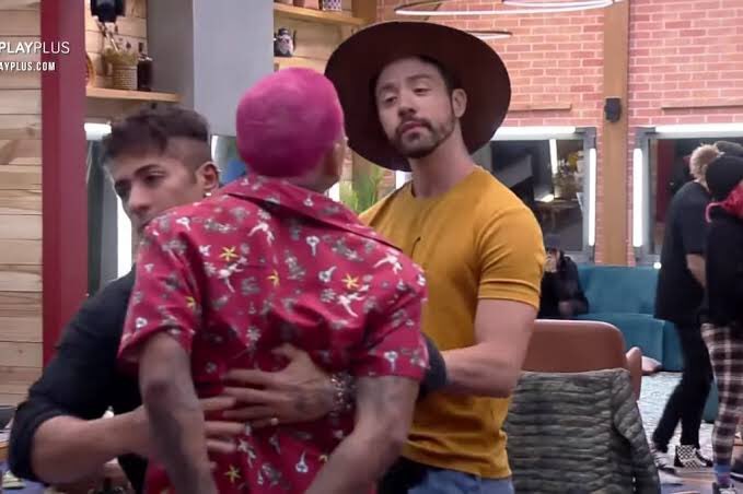 vaidesmaiar's tweet photo. “Rico só peita mulher.”
O Rico: #RoçaAFazenda https://t.co/E5CmENRocT