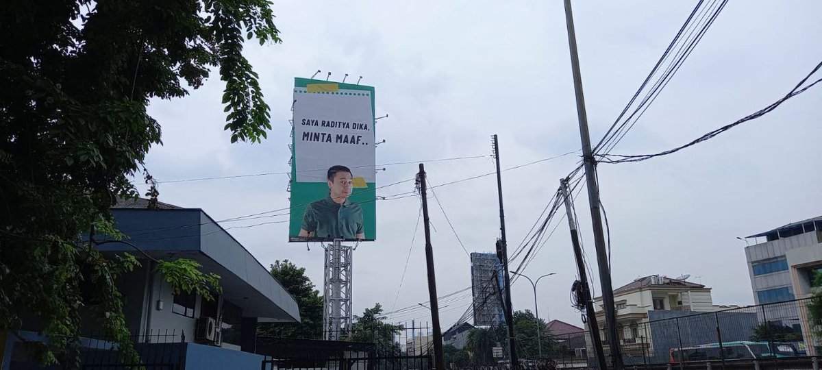 dinwangg's tweet photo. ada apa sih ini? kok sampe bang radit bikin billboard Radit Minta Maaf https://t.co/QAvIlE7YJ3
