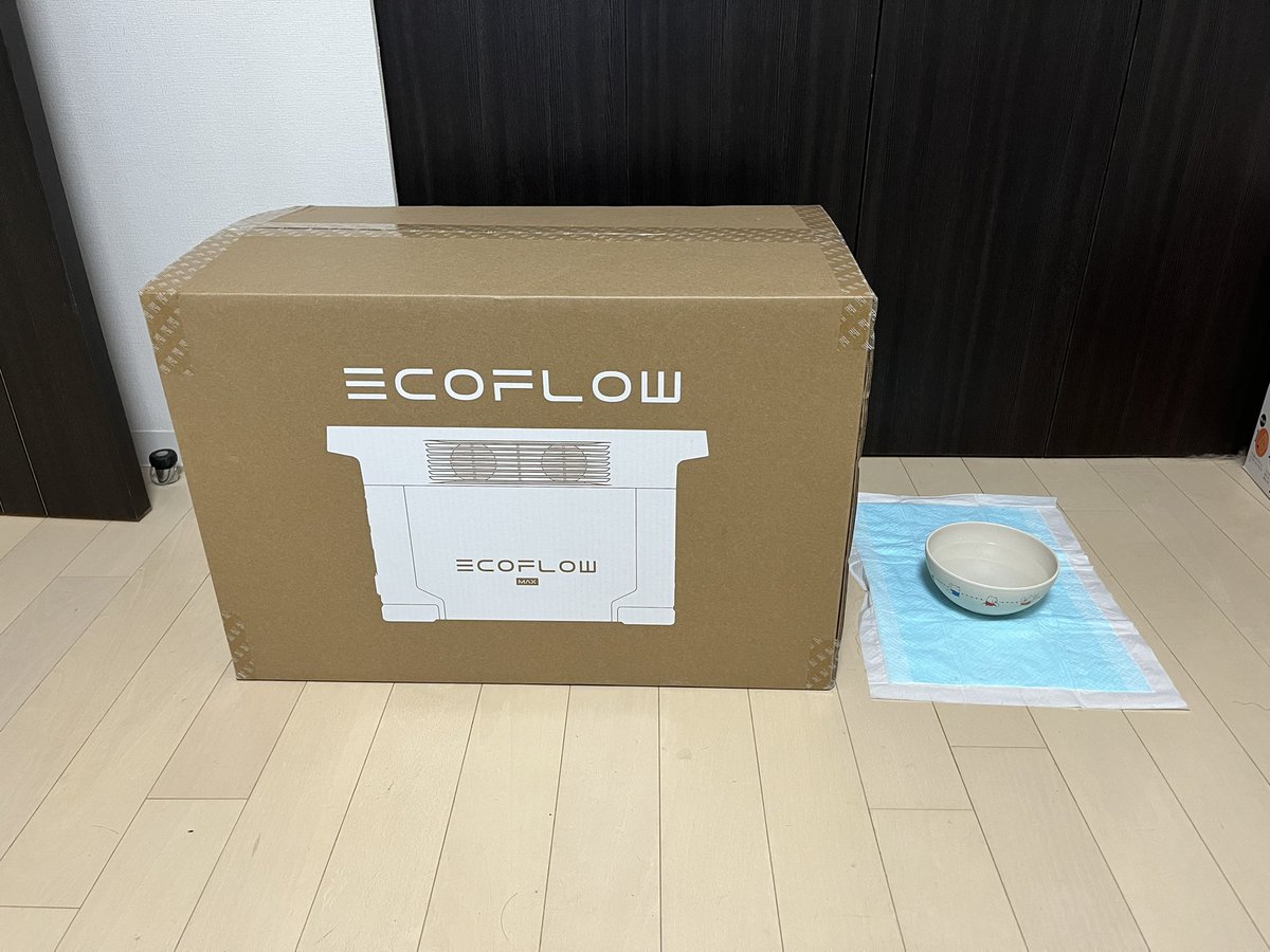 nokonoko_siba's tweet image. ついに購入してまった！

わんこの水飲み用食器と比べてこのデカさ(*´∀｀*)

付属は他社製ソーラーパネル用変換ケーブルと、100V用ケーブル、アクセサリーソケット用ケーブルと、あとなんか(w

これで冬キャンいくしかない△

#EcoflowDELTAMax
#ポータブル電源
#キャンプ
#車中泊