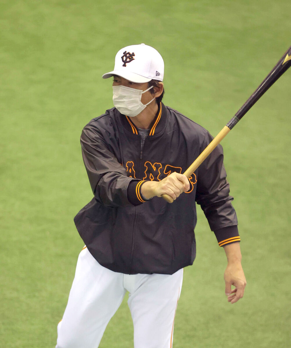 小笠原道大コーチがユニホームで指導 8年ぶり「GIANTS」着用