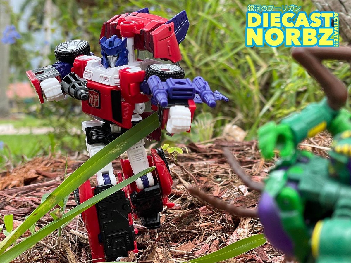 DIECAST_NORBZ's tweet photo. …And just like that… SPLAT across the windshield!! Roadrage gave Waspinator just what he deserved! 🤪
#diecastnorbz #galactichooligan #TransformersHooligans #ToyHooligans #transformers   #TransformersKingdom  #ROADRAGE  #AUTOBOTS  #Waspinator #Predacons   #Hasbro #TakaraTomy https://t.co/WeOZVmPCQF
