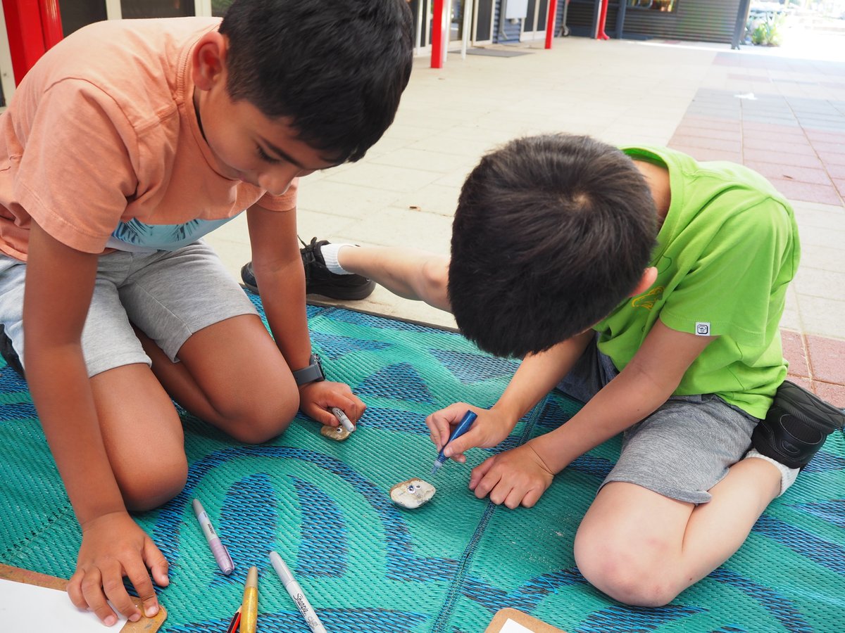 EarthScienceWA's tweet image. We had a great start to the week with an incursion at Blue Gum Montessori School. The Year 1 students enjoyed exploring our changing beads that respond to sunlight, while the Year 2 and 3 students constructed their own stories of how rocks form. Thanks to our wonderful supporters