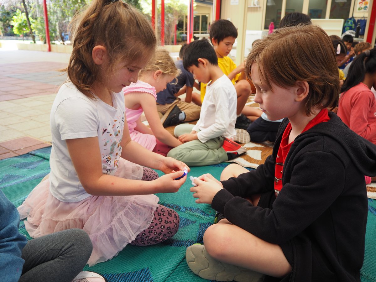 EarthScienceWA's tweet image. We had a great start to the week with an incursion at Blue Gum Montessori School. The Year 1 students enjoyed exploring our changing beads that respond to sunlight, while the Year 2 and 3 students constructed their own stories of how rocks form. Thanks to our wonderful supporters