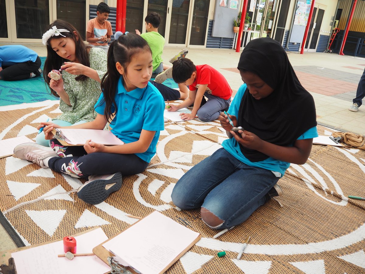 EarthScienceWA's tweet image. We had a great start to the week with an incursion at Blue Gum Montessori School. The Year 1 students enjoyed exploring our changing beads that respond to sunlight, while the Year 2 and 3 students constructed their own stories of how rocks form. Thanks to our wonderful supporters