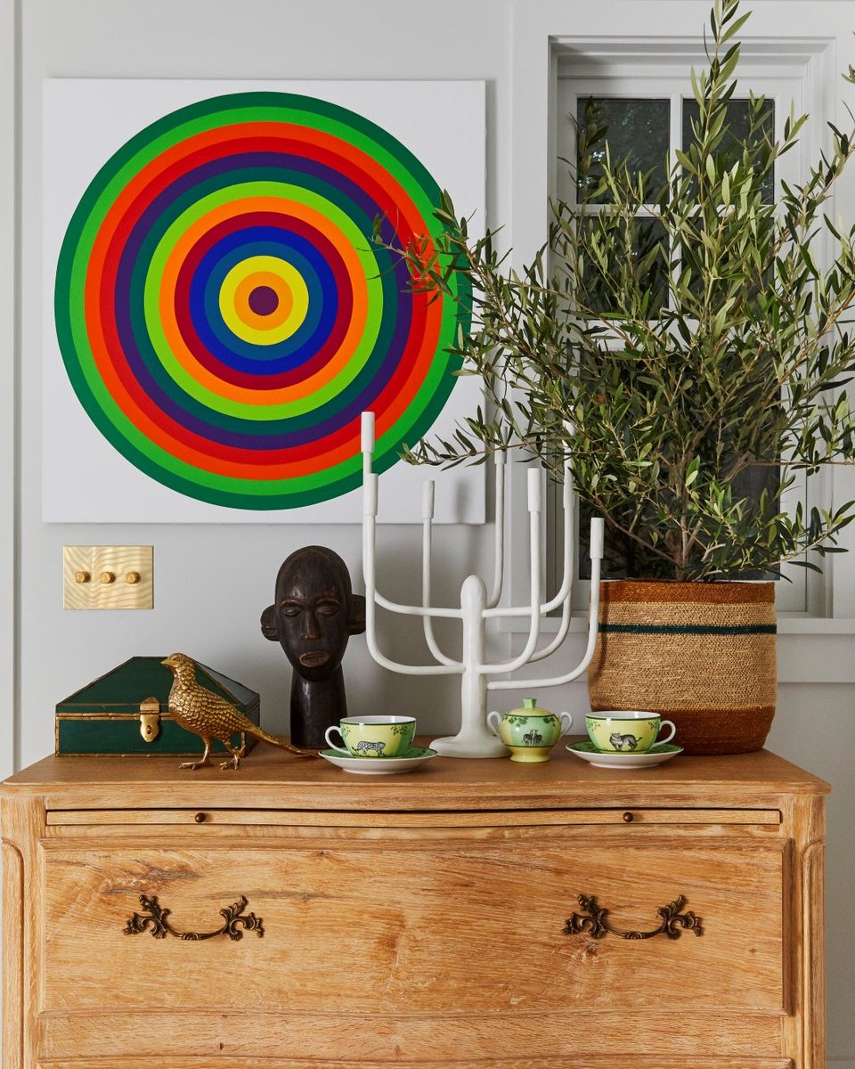 Our Unlacquered Brass rotary dimmers featured in a vignette by @raymanboozer for the @galeriemagazine show house.
Photo by @garruppo 

#interiordesign #luxuryinteriors #lightswitches #lightingdesign #brass #interiors