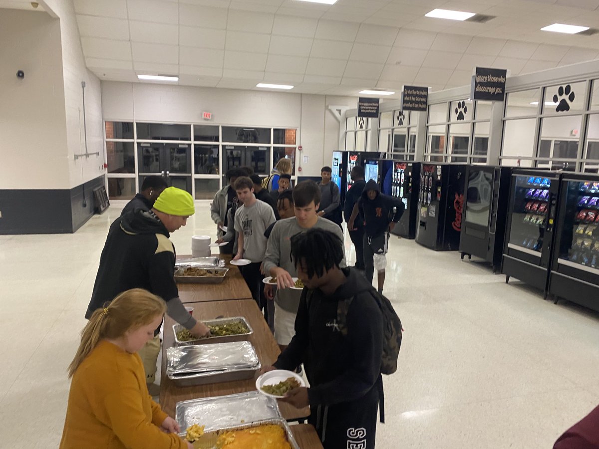 FootballCamden's tweet photo. 🐶🏈Playoff Wins = 🍽🍖
Thanks to the Green family @hankgre44727877 and Haile Street Grill for tonight’s meal‼️
#OneTeamOneTownOneGoal https://t.co/Rk71fTyOYP