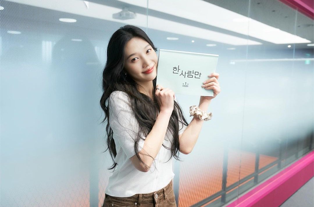 "Park Sooyoung's infinite potential as an actress blossoms through the role of Seong Mido, an influencer diagnosed with an impending end to her glamorous life. Her refined acting that contains a strong voice and complex emotions is the very essence of the character of Mido."