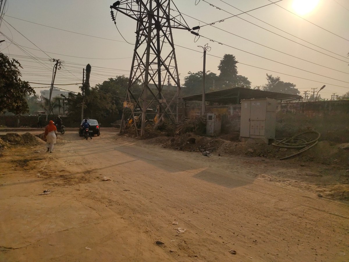 RoyalBajaj's tweet photo. @cmohry @MunCorpGurugram @rakeshdaultabad @anilvijminister gross violation of Govt orders for pollution control dust debris uncovered area causing health problems
Sector 9 near Abhinav appartment https://t.co/lm7fRQKt4N