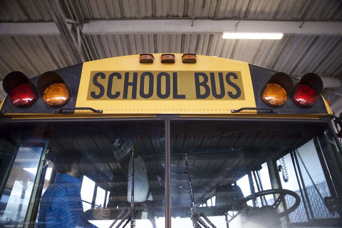 Oregonian's tweet photo. Reynolds Middle School is shutting down in-person learning for 3 weeks to address student fights https://t.co/SSlxETNUSC https://t.co/v9WJTZLy1Z