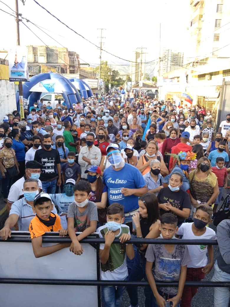 LilianaCMY's tweet photo. Con mucha alegría y entusiasmo se realizó el cierre de campaña de @PanchoPerezLugo el próximo #21Nov esa buena vibra se convertirá en votos. Hoy junto a @Ingenieriams y @marlondiazuc entre otros queridos #Ucistas #NaguanaguaSomosMayoría https://t.co/4hkQyAtI6F