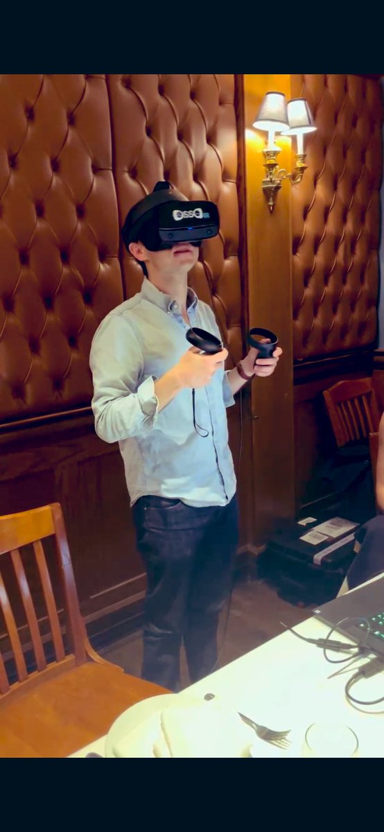 nyu_vascsurgery's tweet photo. PGY-4 Dr. Clay Wiske trying out a Virtual Reality simulator courtesy of @endologix! #endoskills #residentfun https://t.co/z15odhTBpu