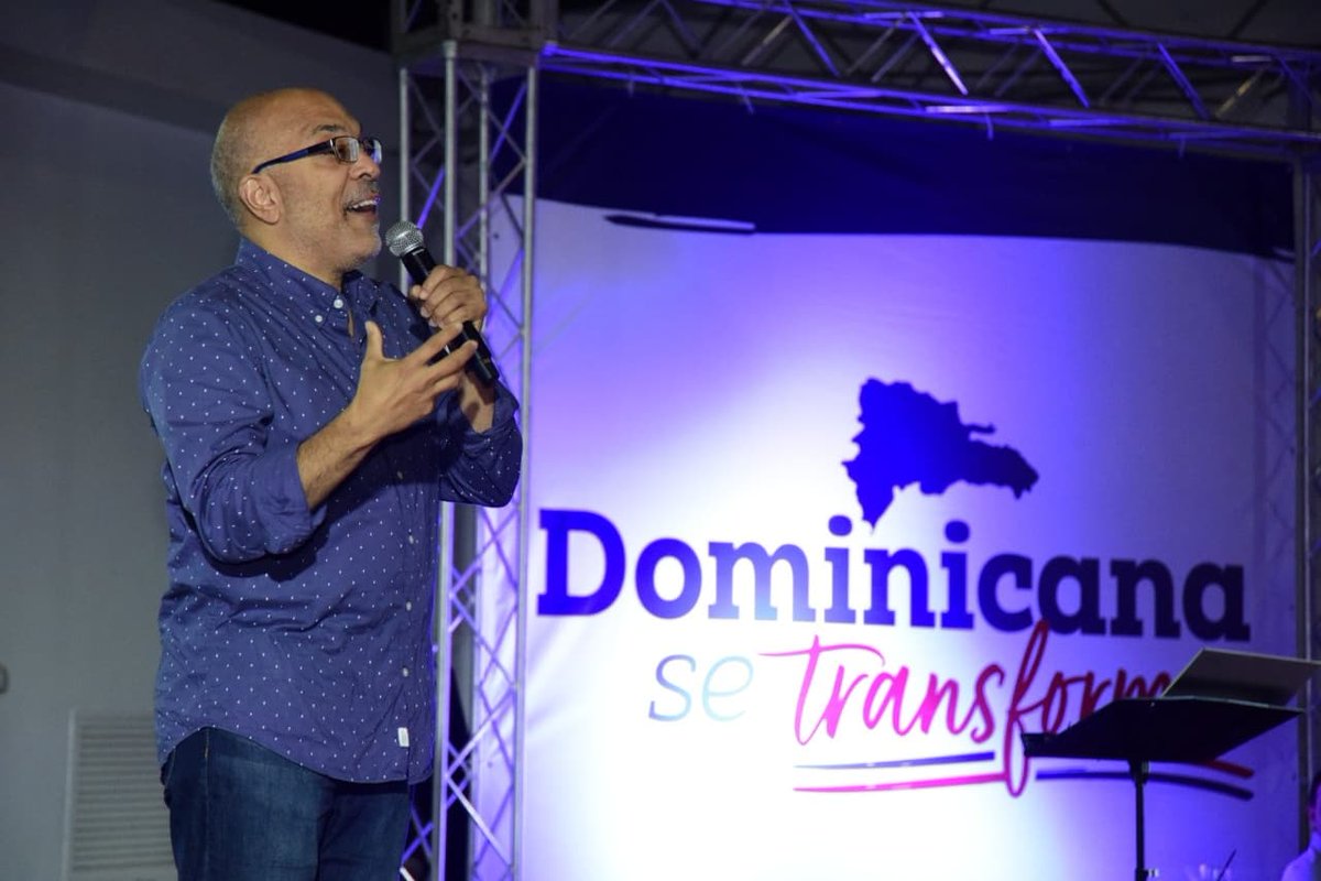 dosetransforma's tweet photo. Nuestros invitados especiales y los líderes de esta hermosa organización celebrando junto al Dr. John Maxwell @JohnCMaxwell todo lo que viene para República Dominicana 🇩🇴

¡Qué felices estamos! 🙌🏻
.
.
#DominicanaSeTransforma #JohnMaxwell #Maxwelltransformdr #TeamMaxwell https://t.co/EzGy1ANw0I