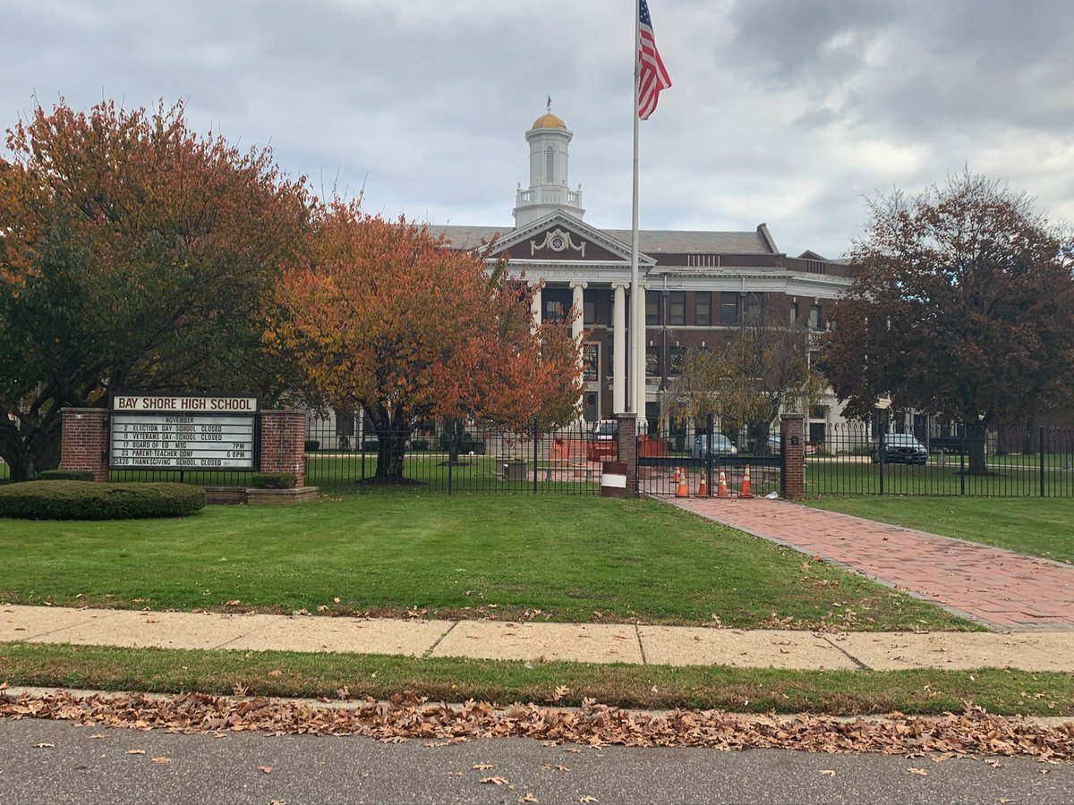 jessrtingue's tweet photo. On Nov. 15 around 2:45 p.m., I spent some time walking around the grounds of Bay Shore Senior High School reminiscing about the many days and memories made here. Some people have referred to the high school as “the college off Sunrise Highway” due to its grand appearance. #ENG170 https://t.co/v223228hPL