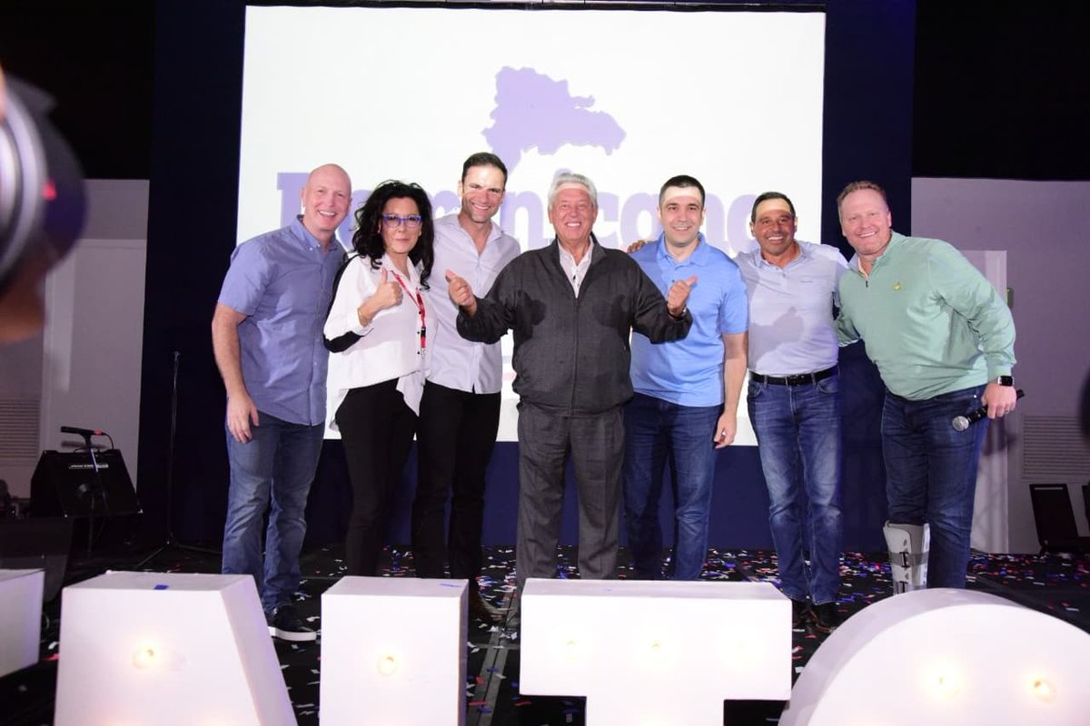 dosetransforma's tweet photo. Nuestros invitados especiales y los líderes de esta hermosa organización celebrando junto al Dr. John Maxwell @JohnCMaxwell todo lo que viene para República Dominicana 🇩🇴

¡Qué felices estamos! 🙌🏻
.
.
#DominicanaSeTransforma #JohnMaxwell #Maxwelltransformdr #TeamMaxwell https://t.co/EzGy1ANw0I