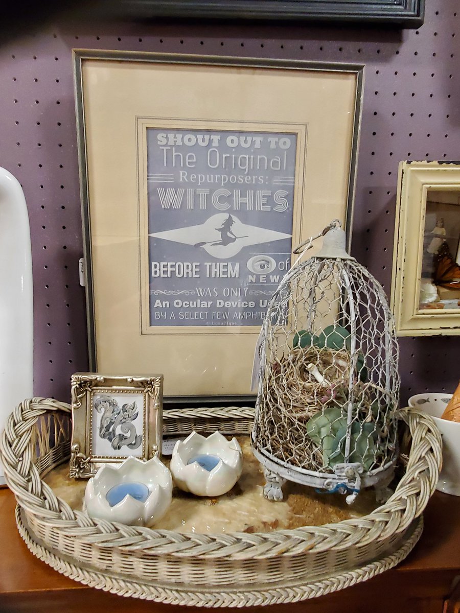 D_LunaTique's tweet photo. When things sell, you have not only to bring in more things, but spend hours artfully arranging them.

#LunaTique #seeyouatthefarm #oddities #witchy #art #repurposed https://t.co/QvNUF5FP9B