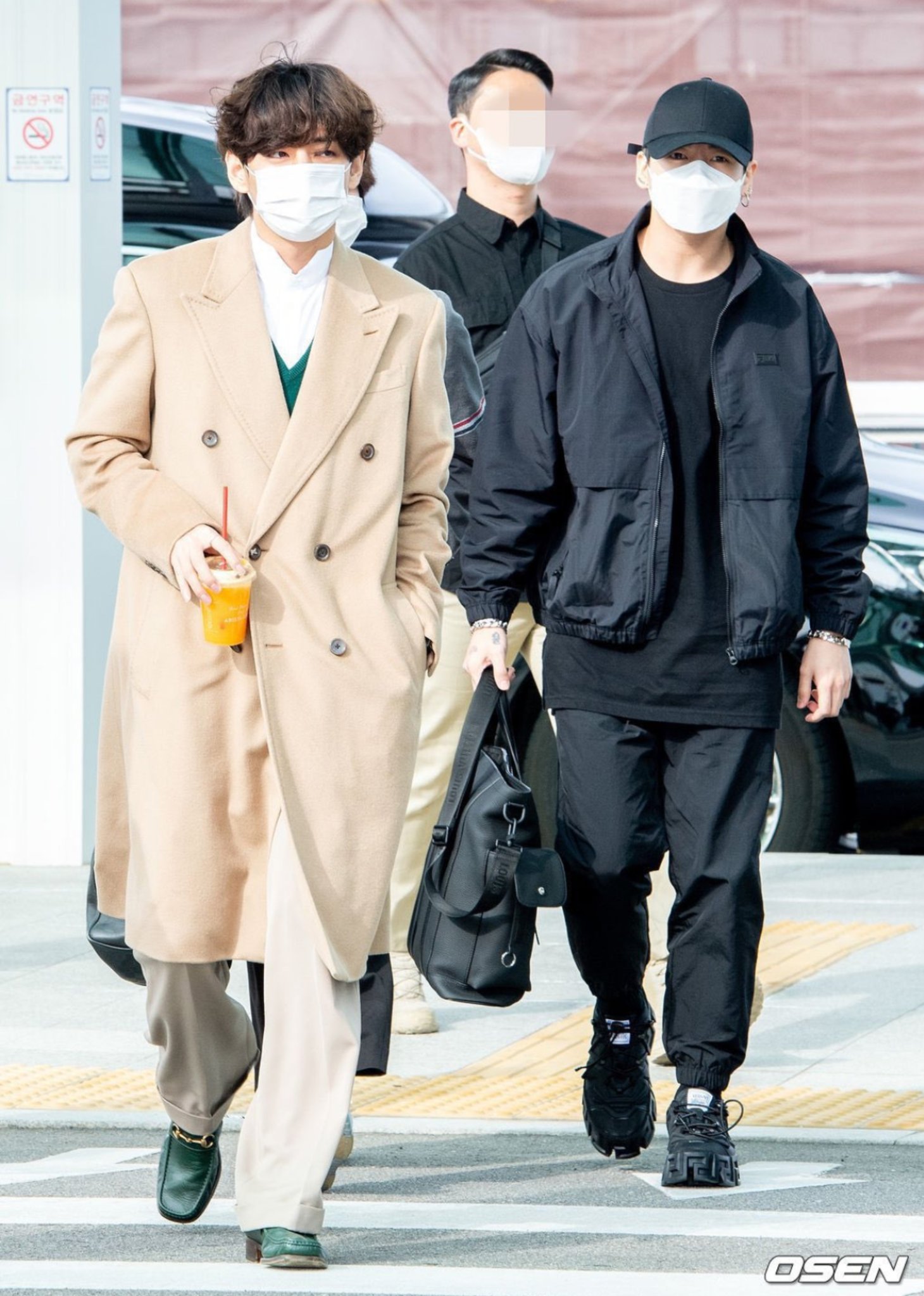 そらてて テテの空港ファッションおしゃれで大好き グクはオールブラックでボディガードっぽいな Bts T Co Knp5xoe5r1 Twitter