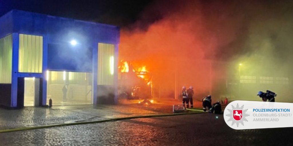 Polizei_OL's tweet photo. #Aktuell: Im Ortsteil #Specken / #BadZwischenahn kam es soeben zu einem Vollbrand eines Busses. Bitte haltet dort Fenster und Türen geschlossen. 
Wir melden uns, wenn der Qualm vorüber ist. 
#PolizeiAmmerland #PolizeiOldenburg *hgr https://t.co/a8huMHiZoF