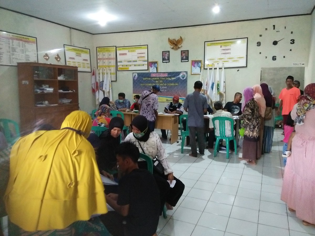 UjangSukarma2's tweet photo. Pendampingan pembagian BLT DD Tahap 3 bulan ke 9 dan 10.
#tpplebak
@jokowi
@halimiskandarnu
@Kemendespdtt
@malik_haramain
@imansyukri
@taufikmadjid71
@yusradaridesa
@azzameldzikrie
@tppkemendes
@acongteahasan79 https://t.co/Mb7Jazatog