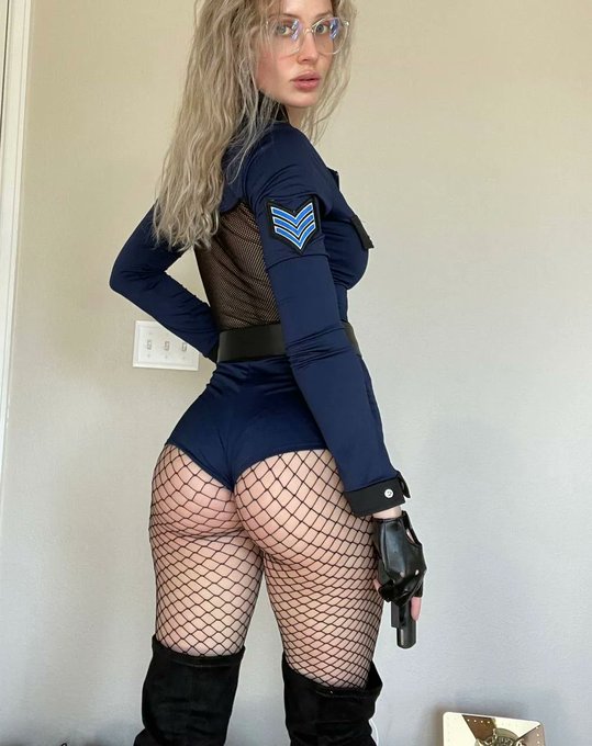 Dressing up for you, do you like it babes? 😈 https://t.co/TTFG9euijf