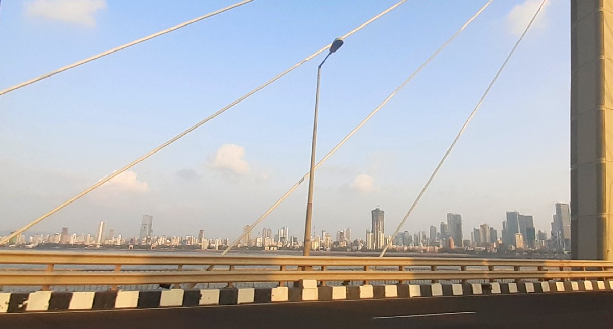 MUMBaIndiansFan's tweet photo. Fog? Mist? Smog? or what.....the pictures are take few days apart. Yea weather is changing.....but hoping Mumbai dosent become Delhi part 2 😤🥺😿😷
#AirQuality #WeatherChange #WearMaskStaySafe #AQI https://t.co/V84garkOZU