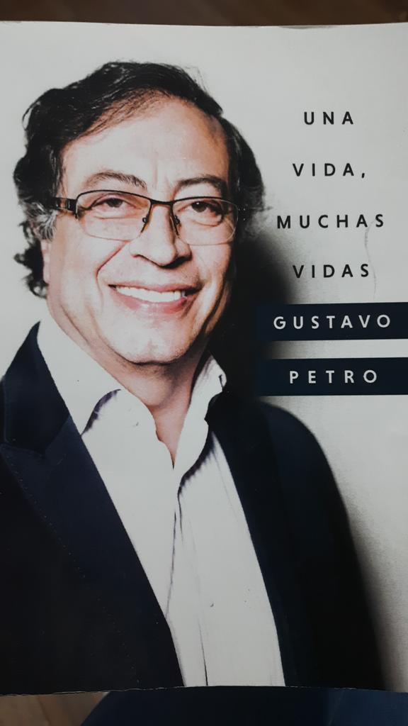 RuthQuevedoF's tweet photo. A partir del lunes 22 de Noviembre y todos los lunes a las 8:30 pm por Space hasta terminar, estaré leyendo junto con invitados, cada capitulo del libro de @petrogustavo  "Una Vida Muchas Vidas". Quien más se apunta a un Capitulo? https://t.co/5rg9f7IWsV