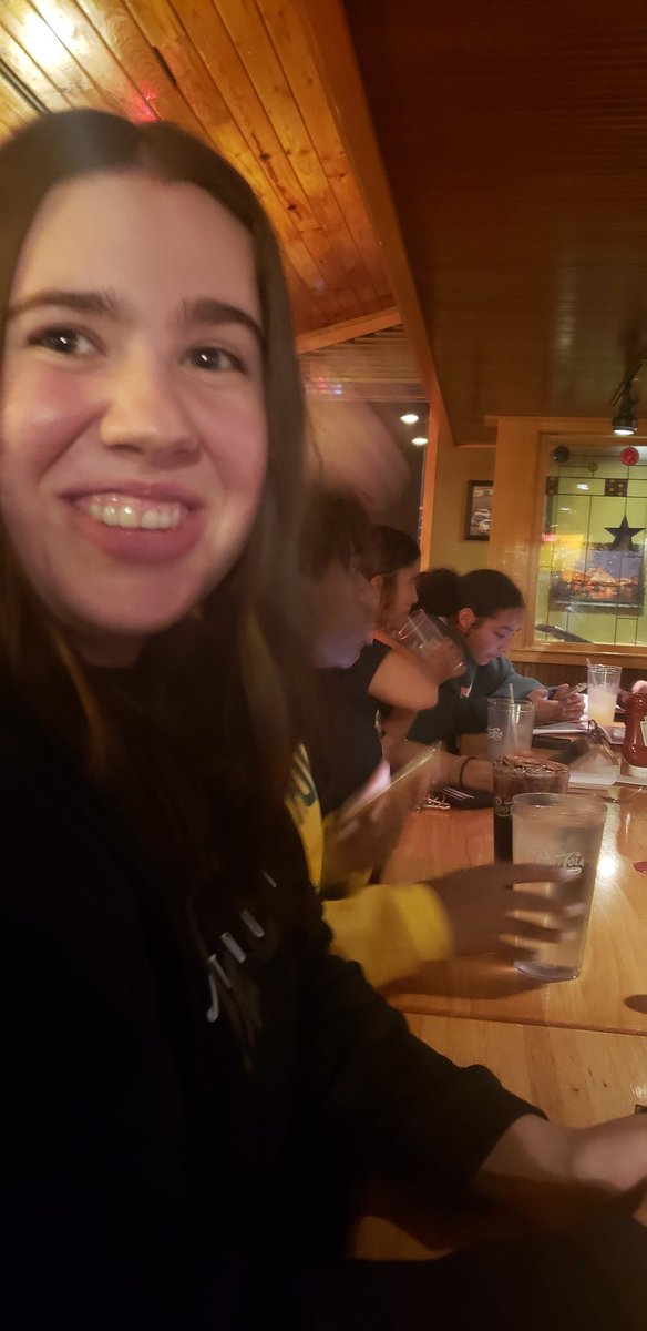 Team Dinner at Applebee's. 
Go Huskies 🏀🏀🏀🏀❤
