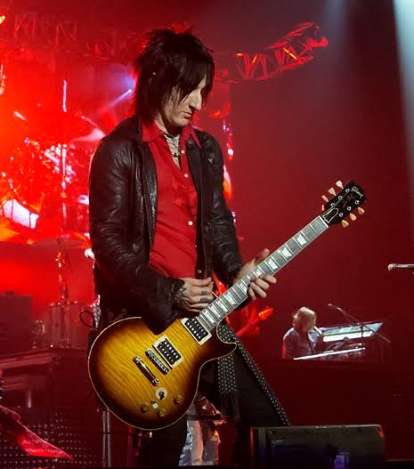 Happy 55th birthday to the rhythm guitarist of Guns N\ Roses, Richard Fortus   
