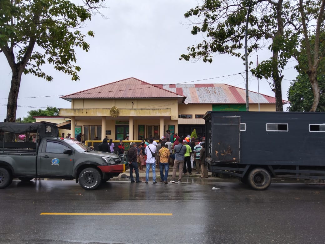 RumahAMAN's tweet photo. Suasana di luar PN Dobo. Masyarakat Adat Marafenfen mengawal persidangan hari ini.
#SaveMarafenfen #SaveAru #SahkanRUUMasyarakatAdat https://t.co/94hXAKoL6z