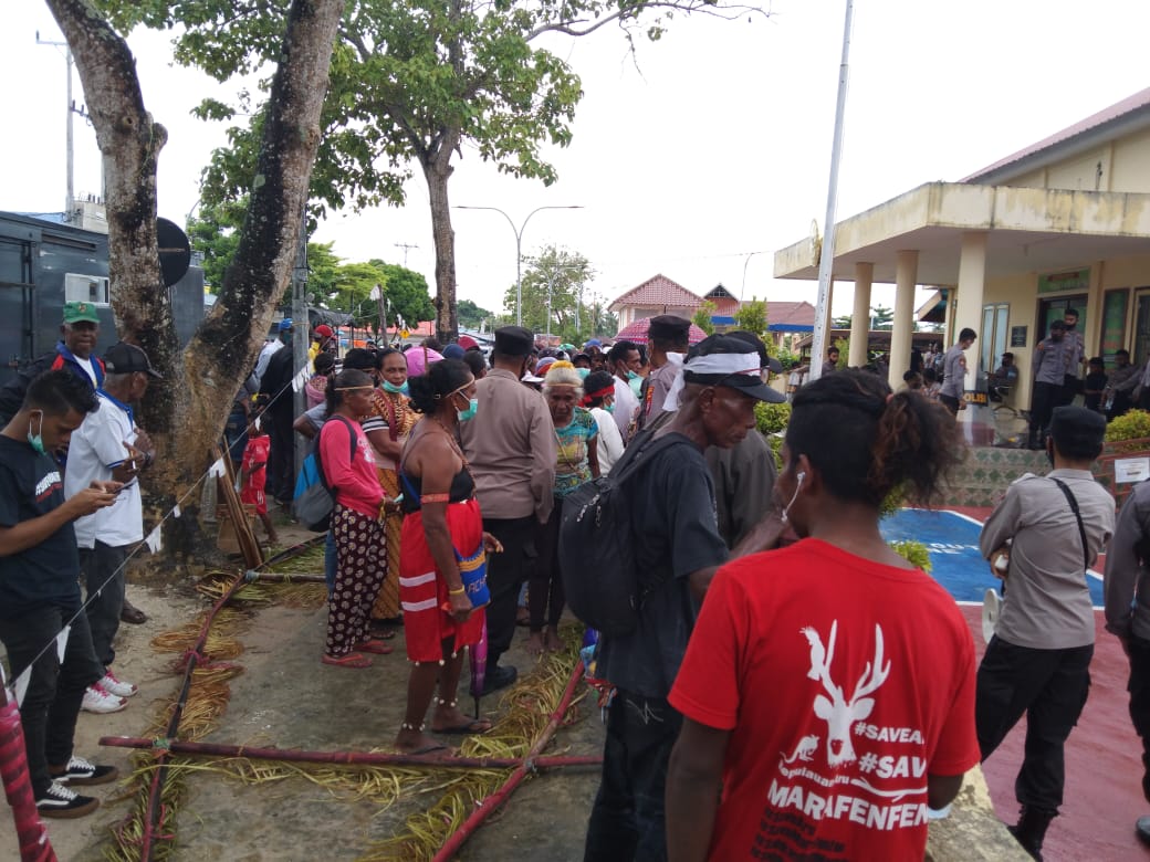 RumahAMAN's tweet photo. Suasana di luar PN Dobo. Masyarakat Adat Marafenfen mengawal persidangan hari ini.
#SaveMarafenfen #SaveAru #SahkanRUUMasyarakatAdat https://t.co/94hXAKoL6z